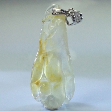緬甸天然翡翠A貨 玻璃種飄金絲人參(生)如意墜子 B8865