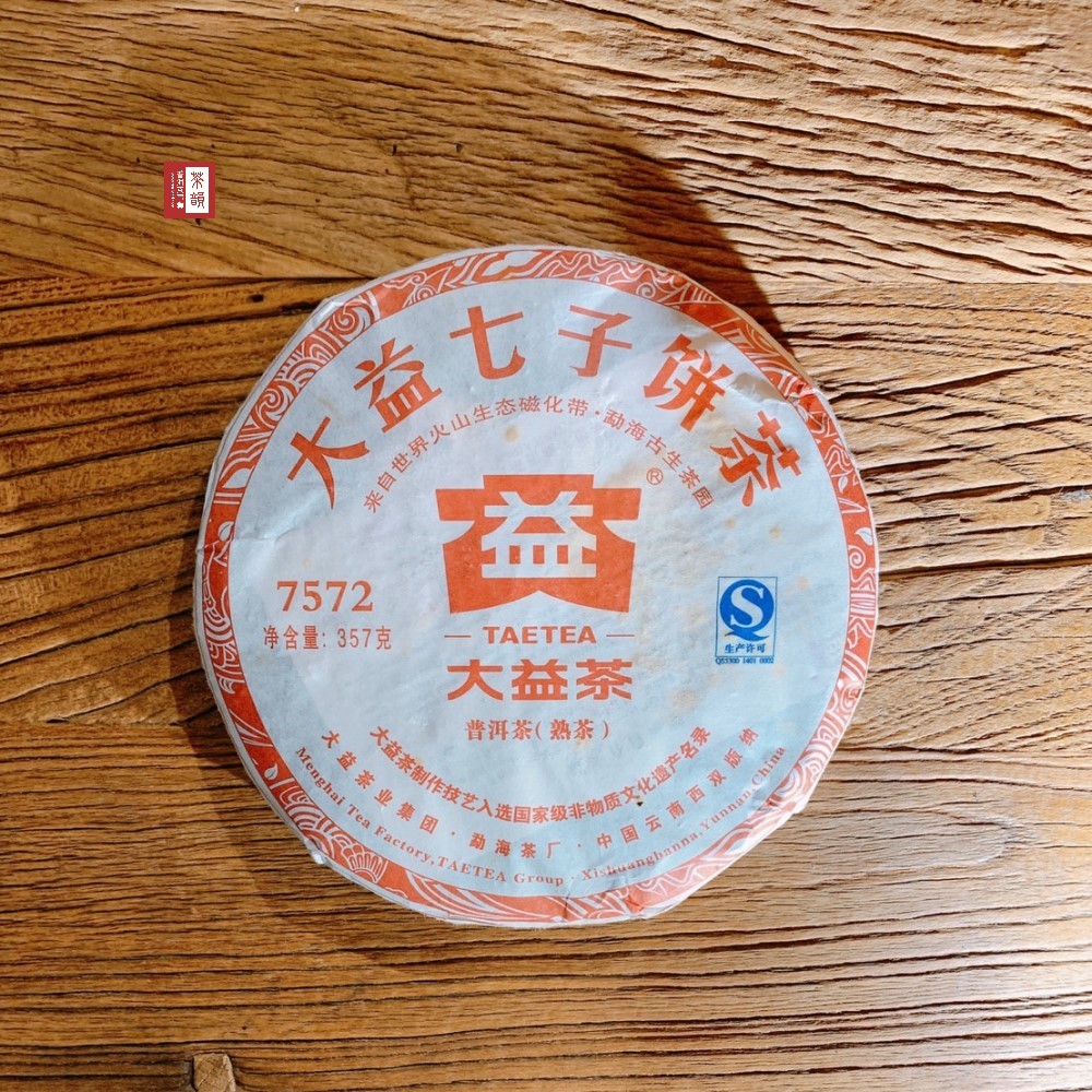 【茶韻】普洱茶2012年大益7572-201熟茶餅357g (附茶樣10g.茶刀.收藏盒各1)