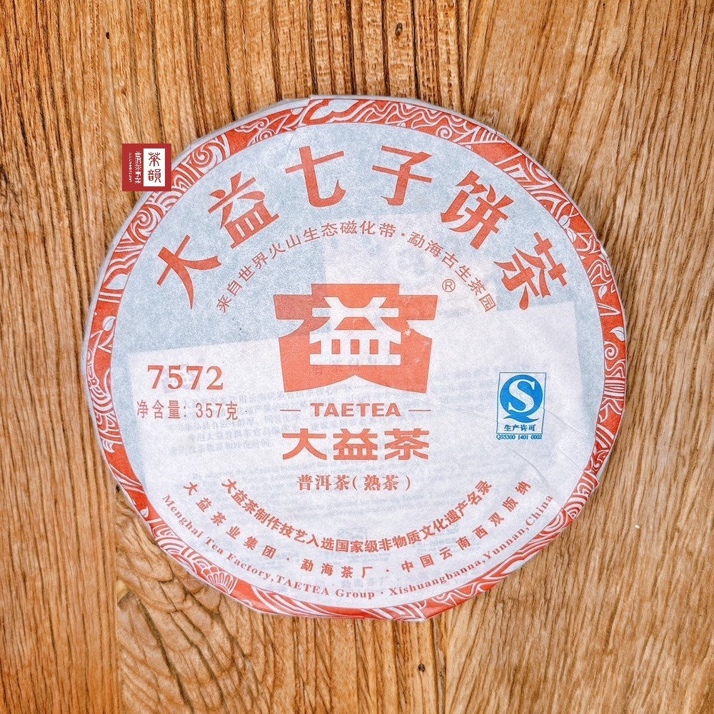 【茶韻】普洱茶2012年大益7572-201熟茶餅357g (附茶樣10g.茶刀.收藏盒*1.可提袋)