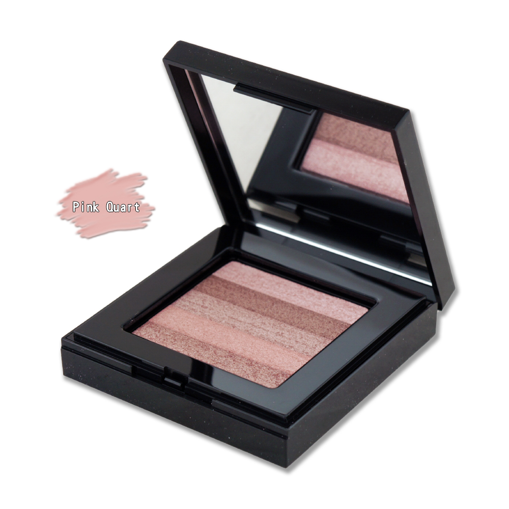 BOBBI BROWN 光澤眼頰兩用盤 Pink Quart 是一款專櫃級眼影產品，適合各種膚質使用。此產品可同時用於眼影與頰彩，提供自然光澤感，增添整體妝容的柔和與層次。產品容量為10.3g，產地依商品包裝顯示，正確效期請以實際出貨商品標示為主。