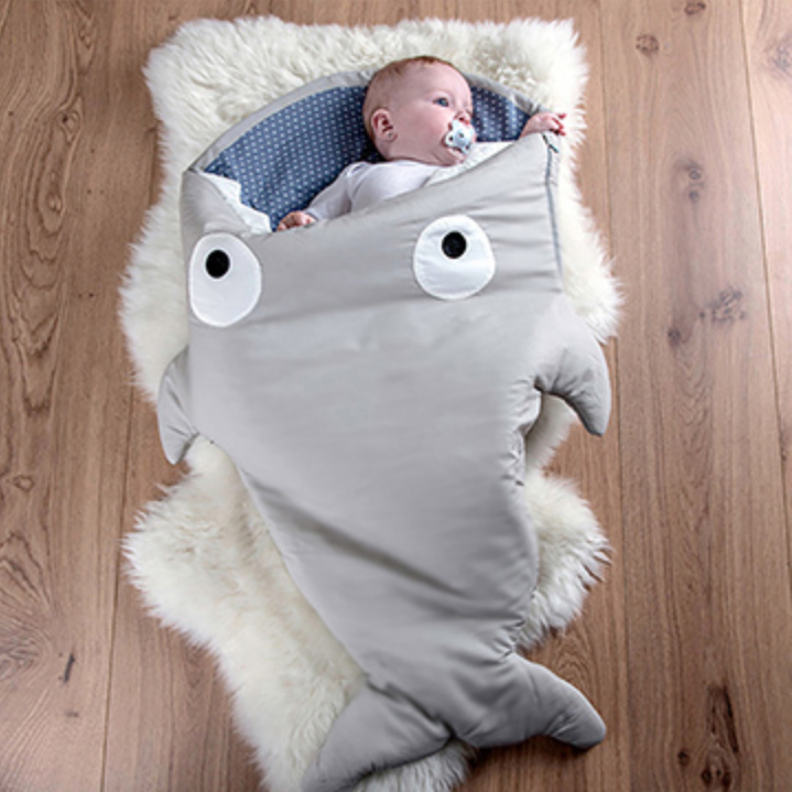 【西班牙製】鯊魚咬一口《輕量版》BabyBites 100% 純棉手作嬰兒/幼兒睡袋|防踢被|包巾 卡其灰 (藍底)