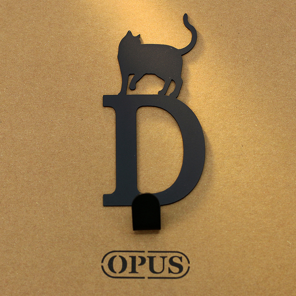 【OPUS東齊金工】當貓咪遇上字母D 壁飾掛勾 傢飾掛架 生活收納 衣架 造型掛鉤 無痕 HO-ca10-D(B)