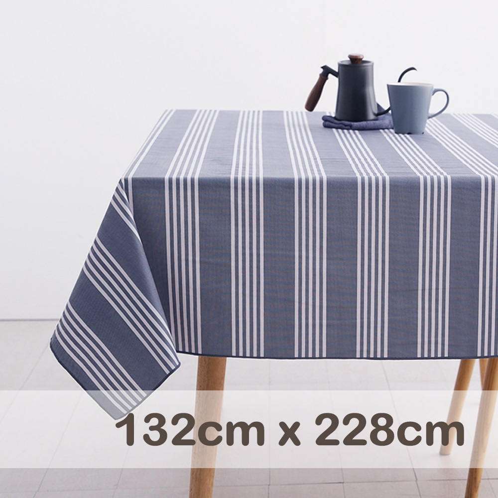 【CasaBella 美麗家居】防水桌巾 紳士灰藍條 132x228cm (防水 防油 PVC 桌巾 桌布 野餐桌巾)