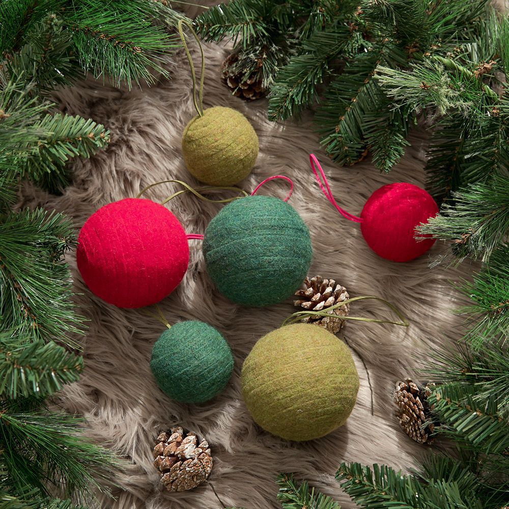 【YU Living】馬卡龍色系 聖誕樹毛氈掛球吊飾三件組(三件一組/直徑10cm/3色/淺綠.深綠.紅色)
