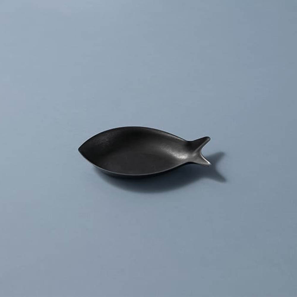 日本 AOYOSHI 青芳製作所 仿舊霧黑不銹鋼魚造型餐盤-16cm
