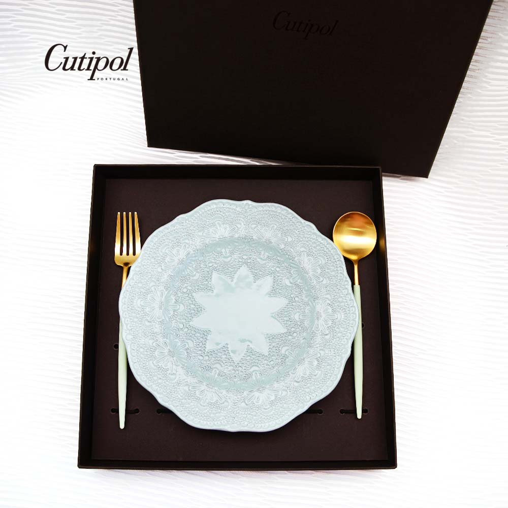 Cutipol-青玉金點心叉匙+義大利VBC-蕾絲馬卡龍綠20cm餐盤