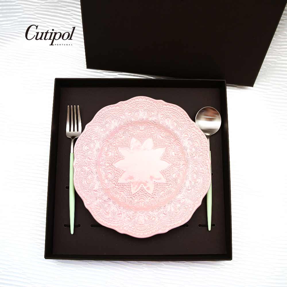 Cutipol-青玉柄點心叉匙+ VBC-蕾絲馬卡龍粉紅20cm餐盤-原廠無LOGO盒裝