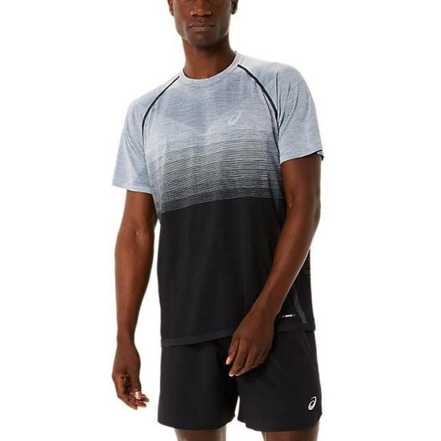 Asics [2011C398-002 男 短袖 上衣 T恤 跑步 運動 訓練 健身 透氣 海外版型 亞瑟士 灰黑