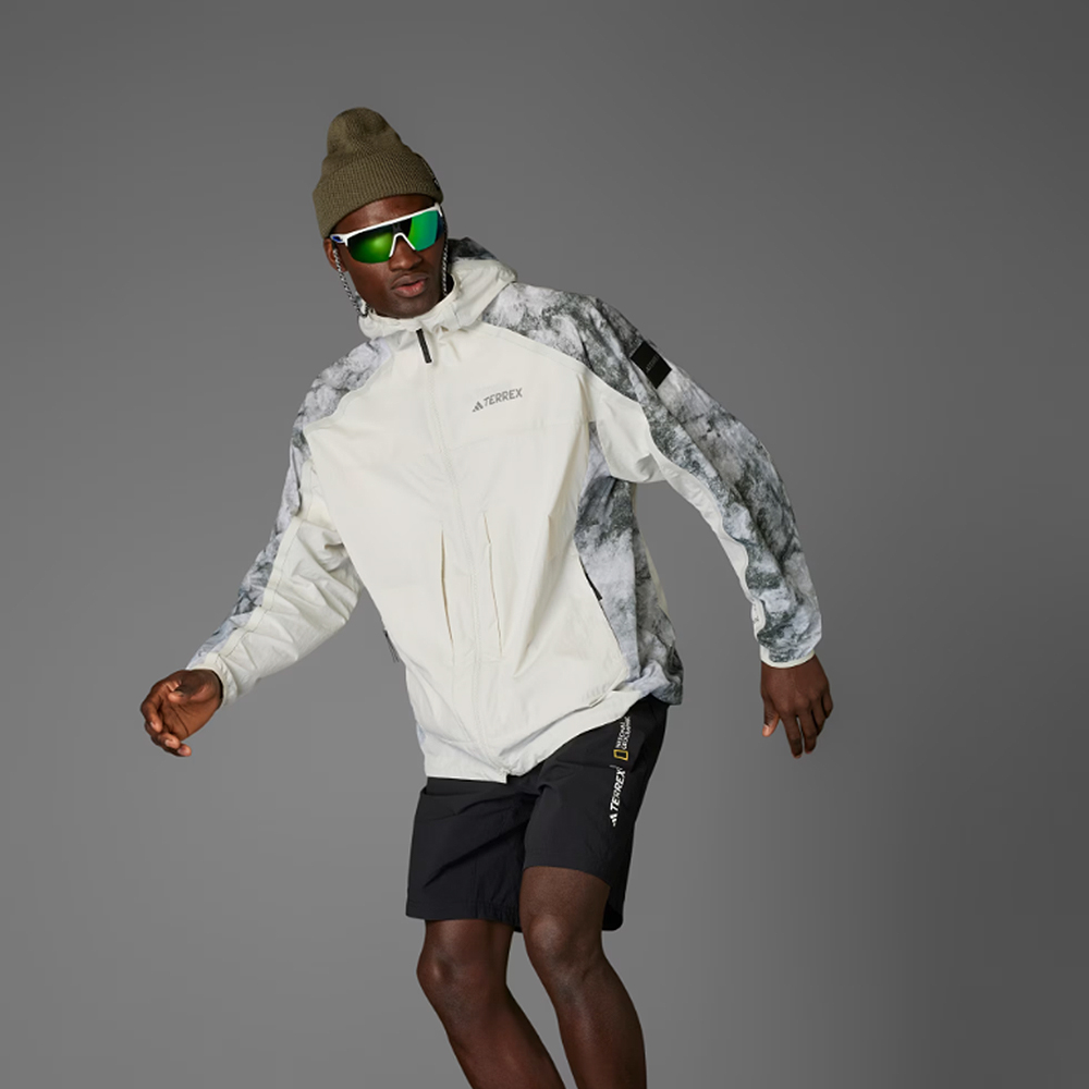 【ADIDAS】NG W.R AOP JKT 休閒外套 男 國家地理頻道 多色-JD5838