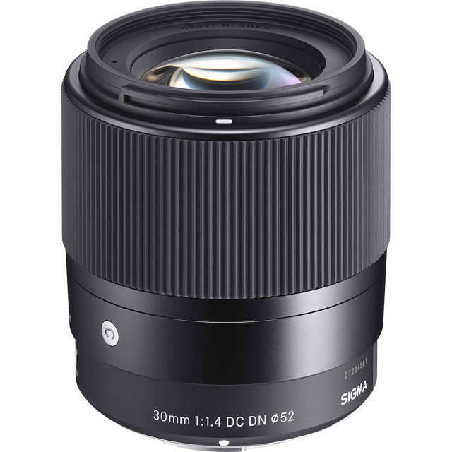  SIGMA 適馬 30mm F/1.4 DC DN 標準定焦鏡頭專為 APS-C 無反相機設計，提供 F/1.4 大光圈與 48.2 度視角，適合人像攝影與日常拍攝。採用 7 群 9 片鏡片結構，9 片光圈葉片確保柔美虛化效果；自動對焦系統快速精準，最近對焦距離僅 30cm，放大倍率 1:7。輕巧僅 270g，直徑 64.8mm x 長度 73.3mm，支援 SONY E-Mount、Leica L-Mount、FUJIFILM X-Mount、Canon EF-M、Panasonic M43 等多接環版本。隨附鏡頭前蓋、後蓋及 LH586-01 遮光罩，保固 36 個月以上。公司貨正品，完美適用中距定焦需求，全片幅相機自動裁切 APS-C 格式。 