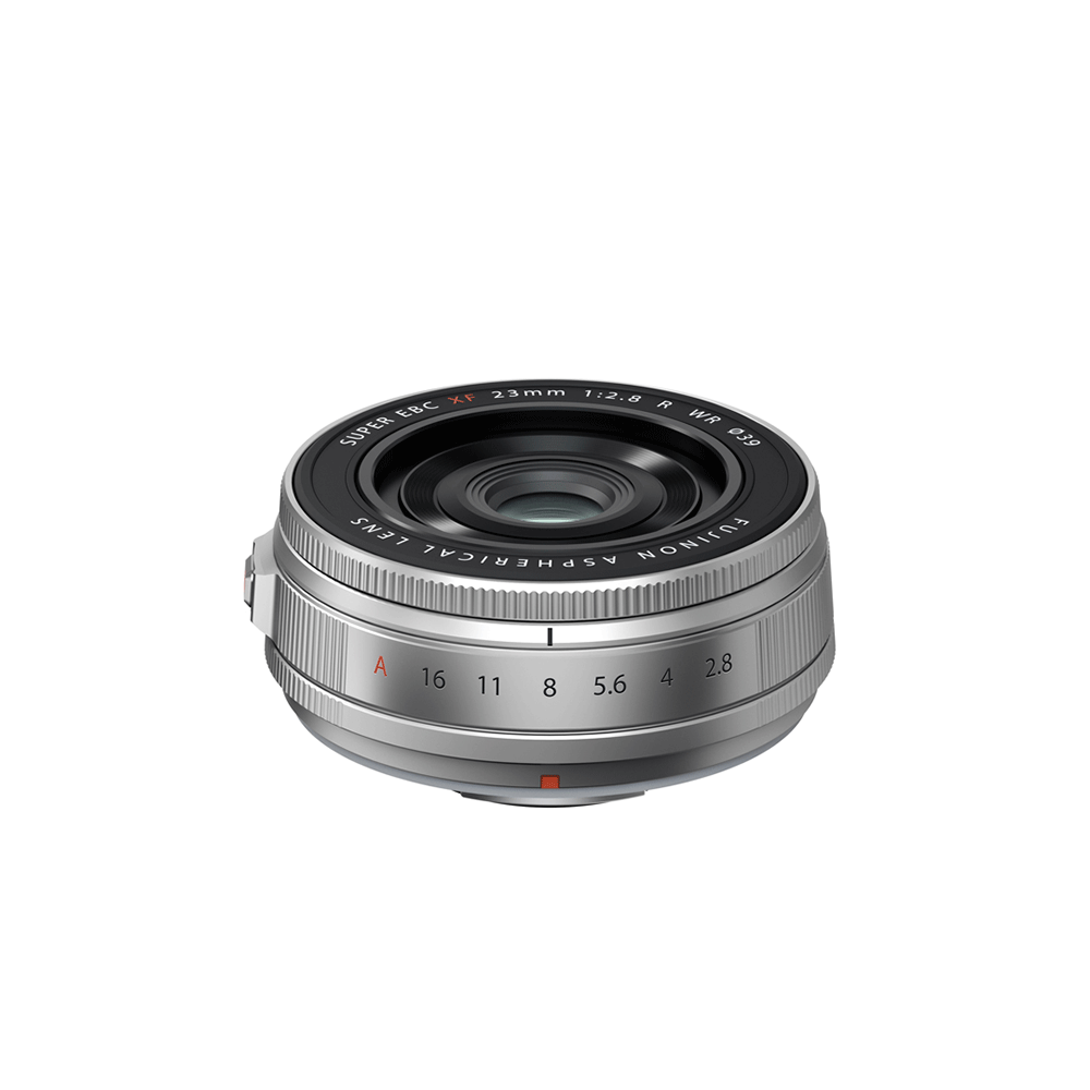  FUJIFILM 富士 XF 23mm F2 R WR 定焦鏡頭，型號 XF23F2，為超廣角及廣角定焦鏡頭，焦距 23mm 提供 63.4° 對角視角。搭載 6 組 10 片鏡片結構，包括 2 片非球面鏡，恆定 F2 大光圈與 9 片圓形光圈葉片，確保優異影像品質。內對焦系統，放大倍率 0.13x (1:7.7)，支援 43mm 濾光鏡。機身尺寸 60 x 51.9mm，重僅 180g，具防水防塵設計 (WR)，適合戶外街拍及風景攝影。品牌保固 12 個月，完美搭配富士 X 系列無反光鏡相機。 