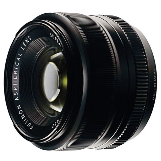  FUJIFILM 富士軟片 XF 35mm F/1.4 R 標準定焦鏡頭，專為 Fujifilm X-Mount 系統設計，提供 F/1.4 大光圈與優異解析度，適合人像、街拍及日常攝影。公司貨正品保證，影像銳利細膩，輕巧便攜，是 X 系列相機的最佳搭配。 