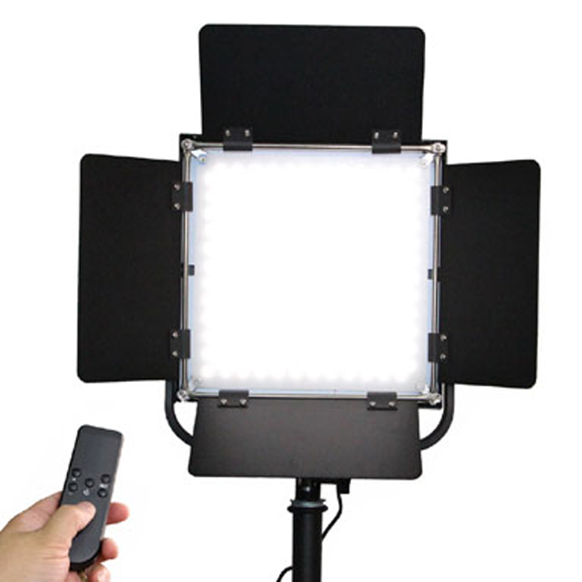 Aputure 四葉片可調色溫遙控平板攝影燈LED680A