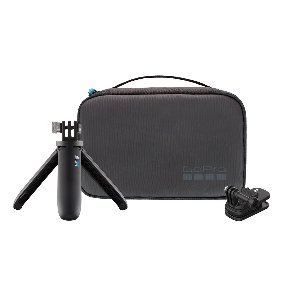 GoPro 旅行套件組2 0 AKTTR-002 特色Shorty可伸至22.7公分，磁吸旋轉夾可將相機夾在揹包背帶，360度旋轉設計，完美取景構圖。適用所有GoPro主機，包含Shorty迷你延長桿腳架、磁吸旋轉夾、固定扣、手轉螺絲及精巧收納盒，輕便易攜，適合旅行、運動、空拍、穿戴等多種場合。