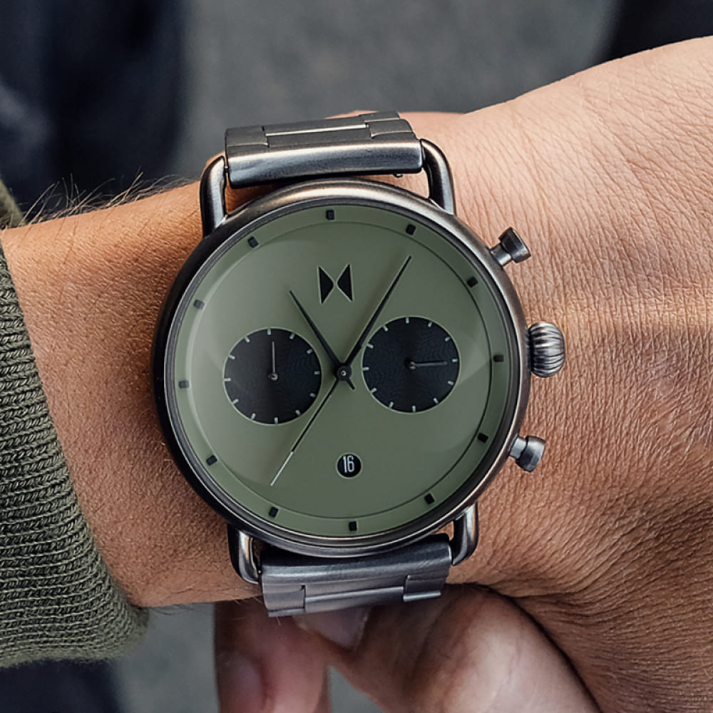 【MVMT】Blacktop 大錶面 日期顯示 鋼錶帶 計時男錶 D-BT01-OLGU 槍黑/綠 47mm