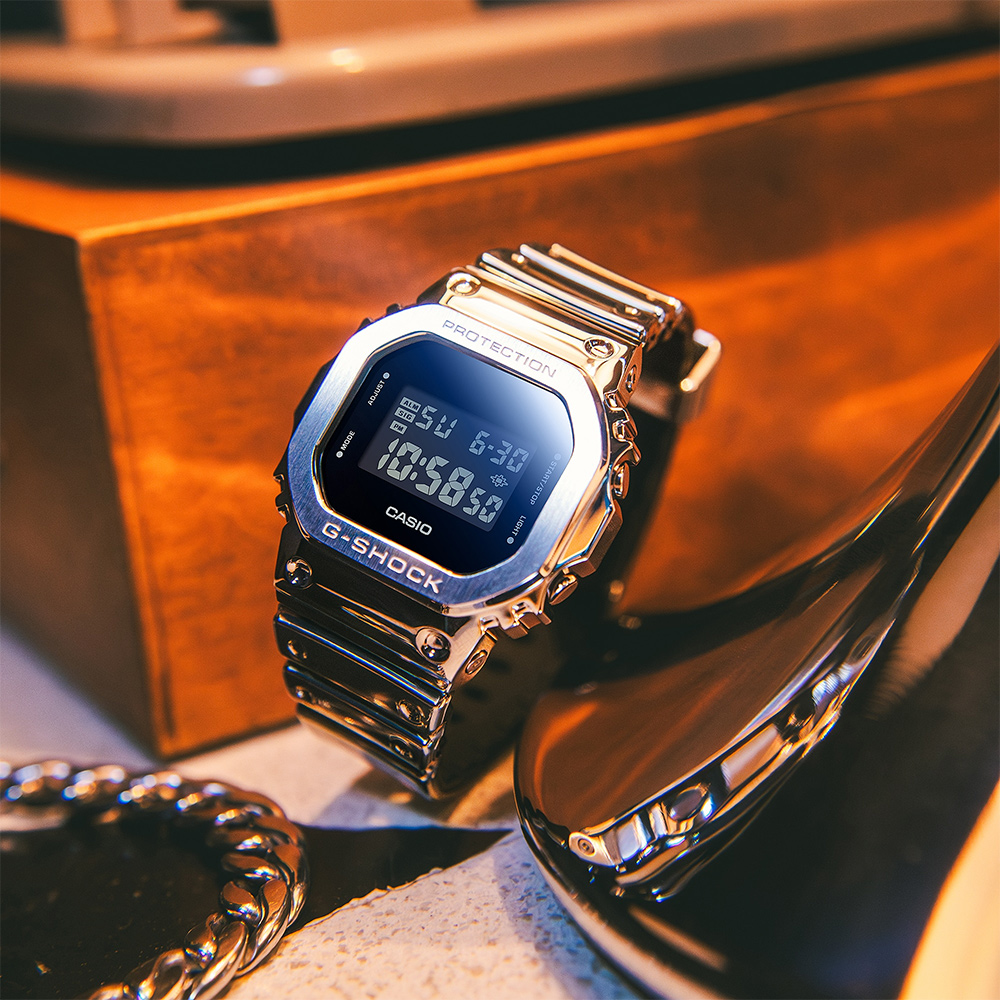 CASIO G-SHOCK 金屬光澤經典方形計時錶/銀/GM-5600YM-8