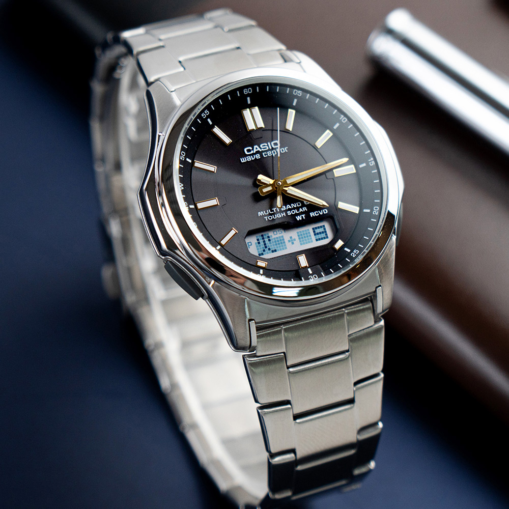 【CASIO 卡西歐】日本限定 自信風範太陽能雙顯電波不鏽鋼腕錶/銀x金指針(WVA-M630D-1A2)