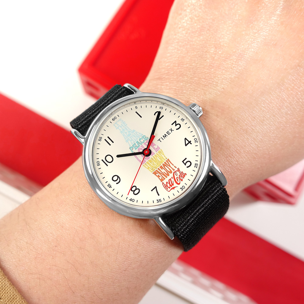TIMEX 天美時 / TXTW2V29800 / 可口可樂聯名 彩色字樣 冷光照明 尼龍手錶 米白x黑 38mm