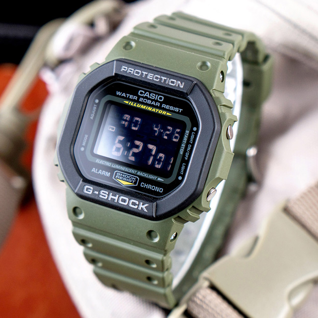 【CASIO 卡西歐】G-SHOCK DW-5610SU-3 街頭軍事撞色數位橡膠腕錶/綠x黑框(DW-5610SU-3DR)