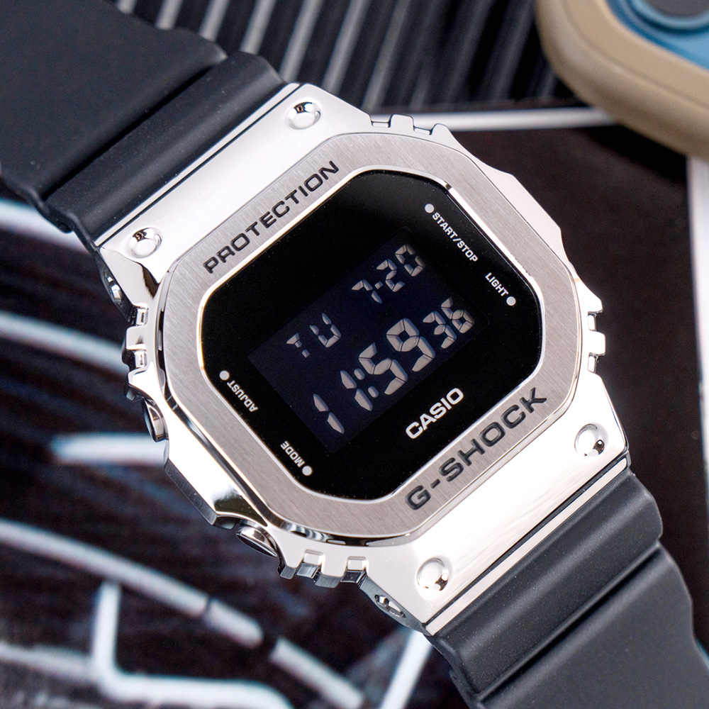 【CASIO】G-SHOCK 金屬強悍耐衝擊數位橡膠腕錶/黑x銀框 (GM-5600-1DR)