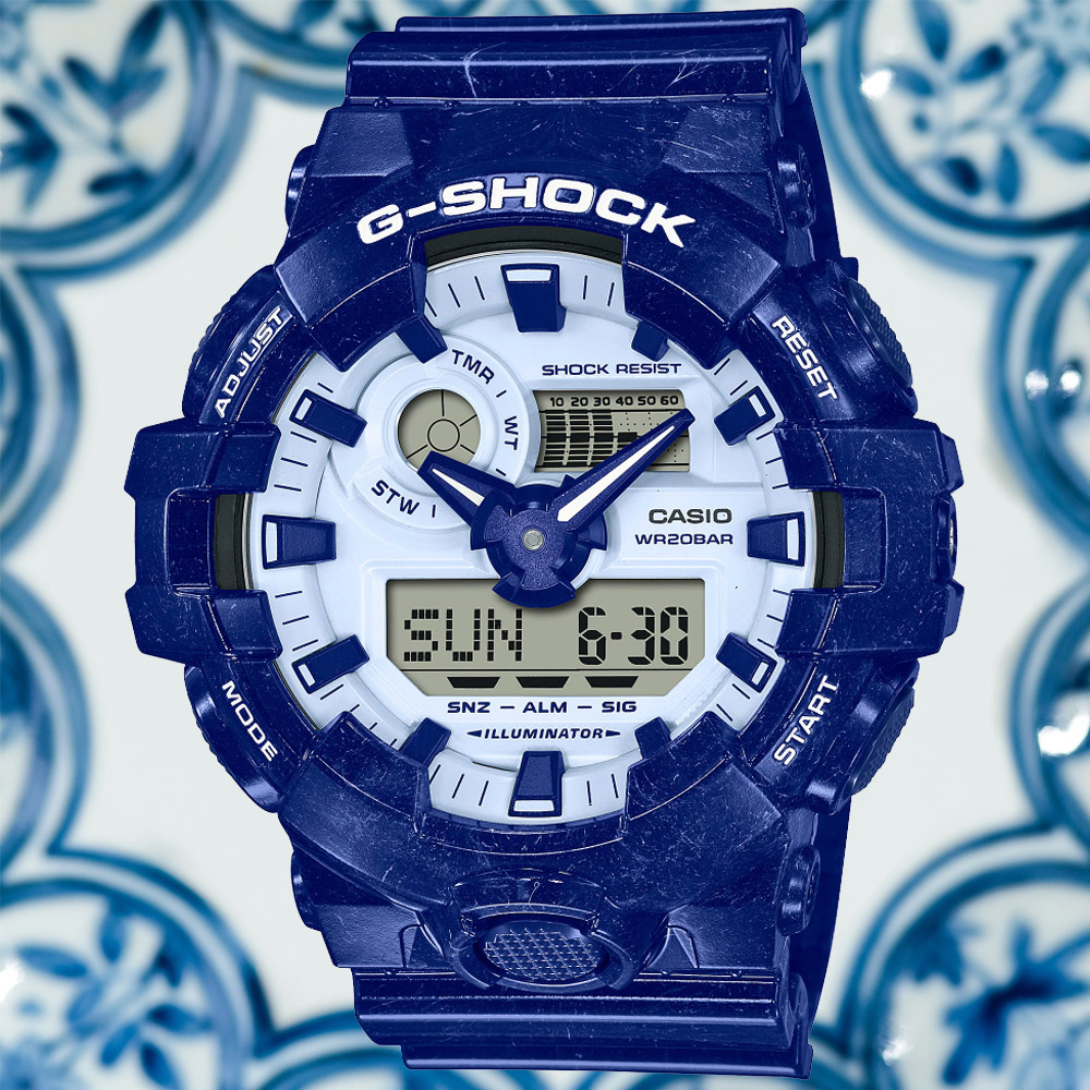 CASIO卡西歐 G-SHOCK 優雅青花瓷雙顯腕錶 GA-700BWP-2A