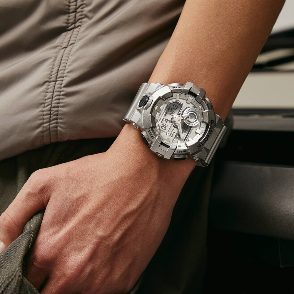 CASIO 卡西歐 G-SHOCK 科幻未來金屬色手錶 GA-700FF-8A
