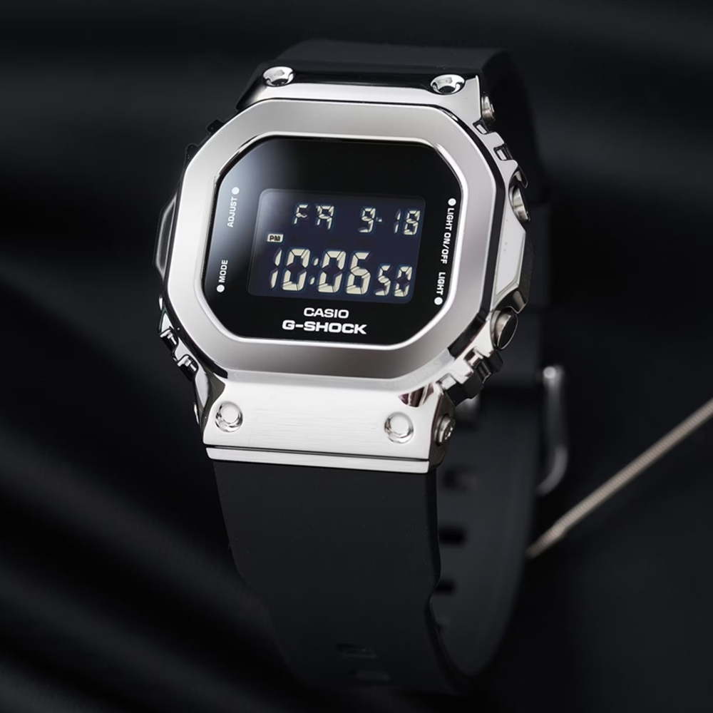 CASIO卡西歐 G-SHOCK WOMEN 金屬錶殼 黑銀配色方形電子錶 (GM-S5600-1)