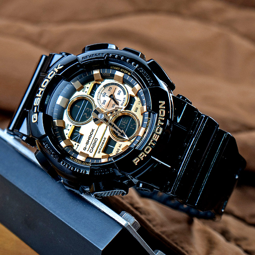 【CASIO 卡西歐】G-SHOCK 耀眼機械風耐衝擊雙顯腕錶/黑x香檳金(GA-140GB-1A1)