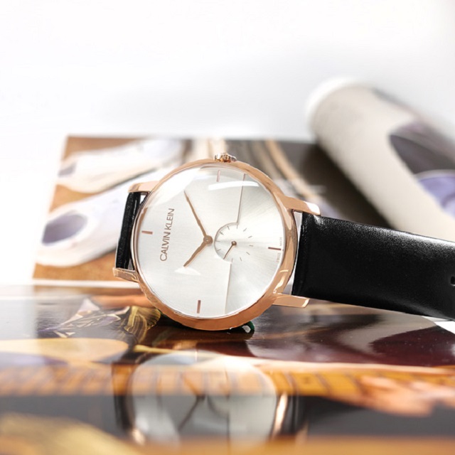 CK / K9H2X6C6 / 都會時尚 獨立小秒針 皮革手錶 銀白x玫瑰金框x黑 43mm