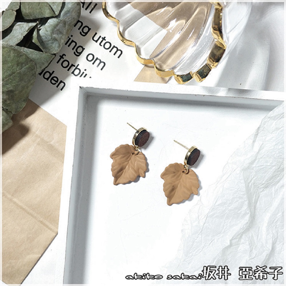 『坂井．亞希子』手作質樸優雅簡約木製楓葉造型耳環