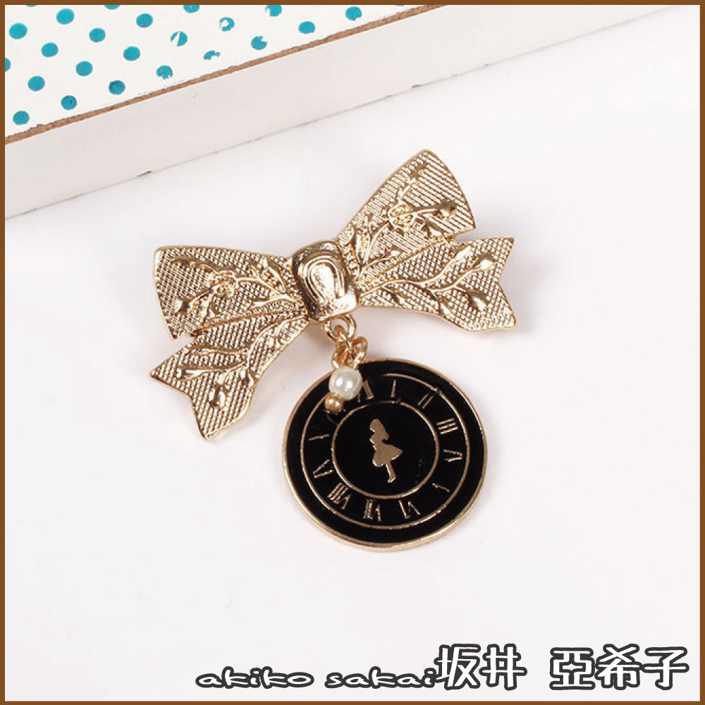 『坂井．亞希子』不思議的国夢幻愛麗絲系列印花蝴蝶結時鐘造型胸針