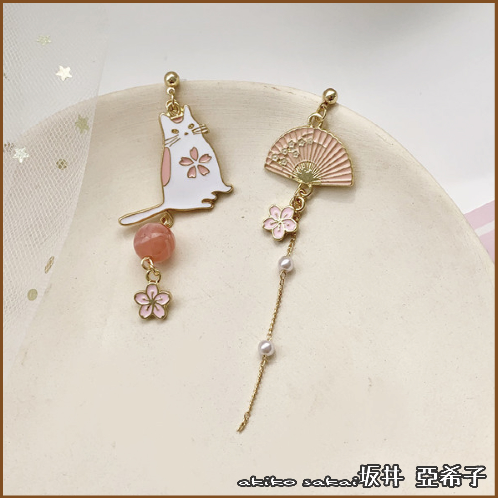 『坂井．亞希子』925銀針日系貓咪扇子不對稱造型櫻花垂墜草莓晶石耳環