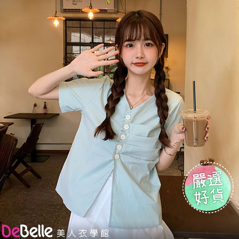 《DeBelle美人衣學館》夏裝小心機V領抓褶排扣設計款棉質短袖襯衫