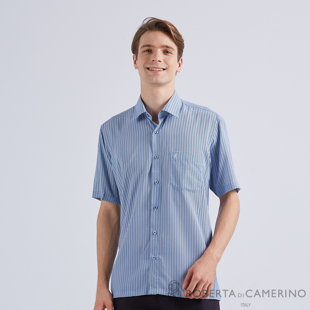 【ROBERTA諾貝達】 男裝 台灣製 印花設計及絲質的色彩短袖襯衫 淺藍