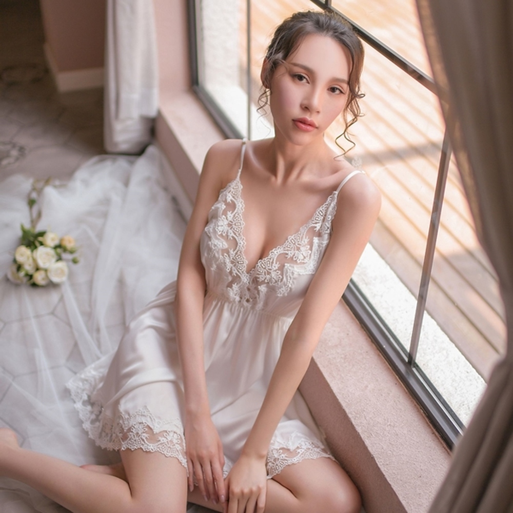 《小女人》美麗轉身 絲滑緞面蕾絲深V吊帶性感薄紗睡衣裙-桐花白