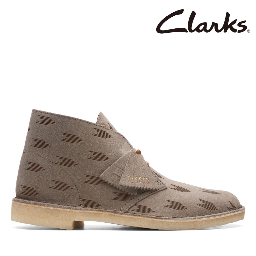 【Clarks】男款Desert Boot ORIGINALS原創經典箭頭圖案沙漠男靴CLM65992R