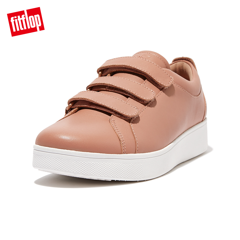 【FitFlop】RALLY QUICK STICK FASTENING LEATHER SNEAKERS 時尚魔鬼氈造型休閒鞋-女(米色)