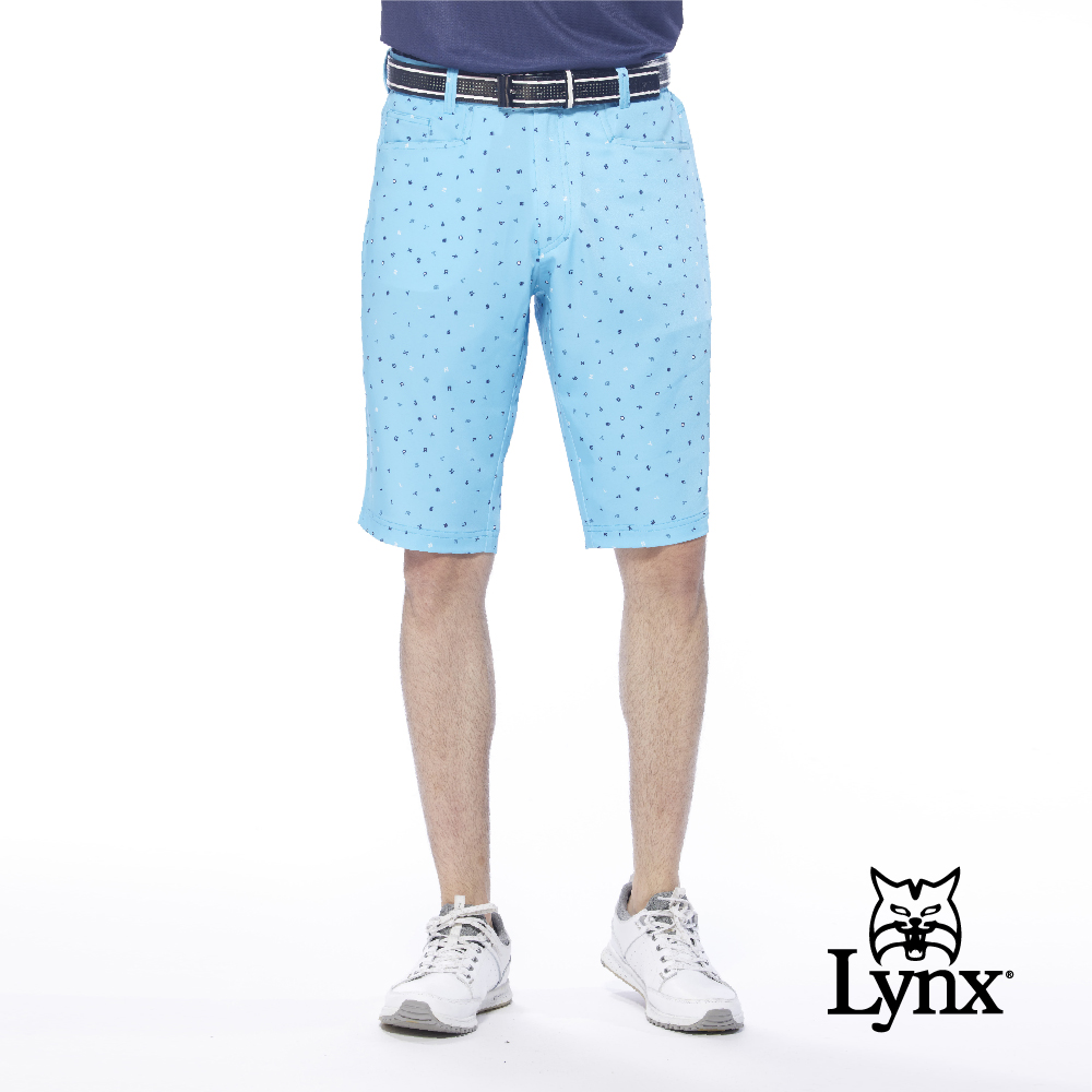 【Lynx Golf】男款吸排彈性滿版英文字體印花後腰內配色織帶設計平口休閒短褲(二色)