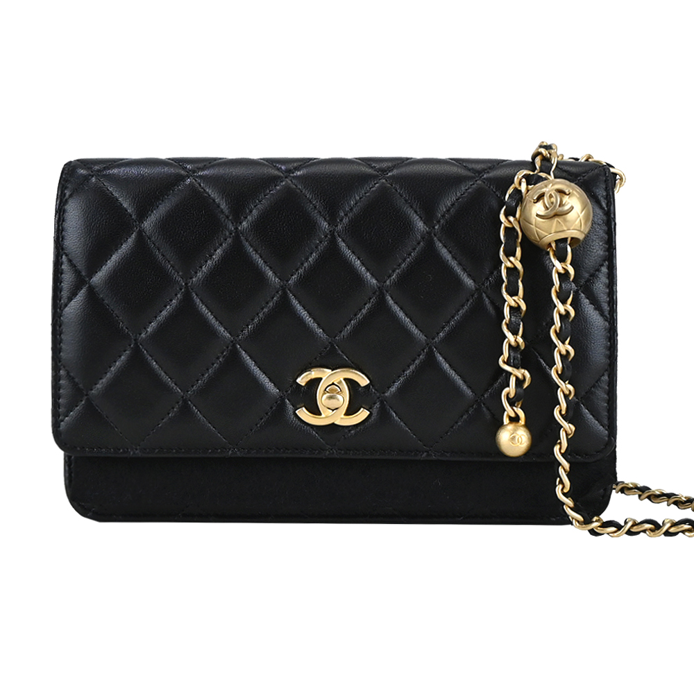 CHANEL 經典LOGO 菱格粒紋小羊皮金球WOC手拿/斜揹包(黑色)