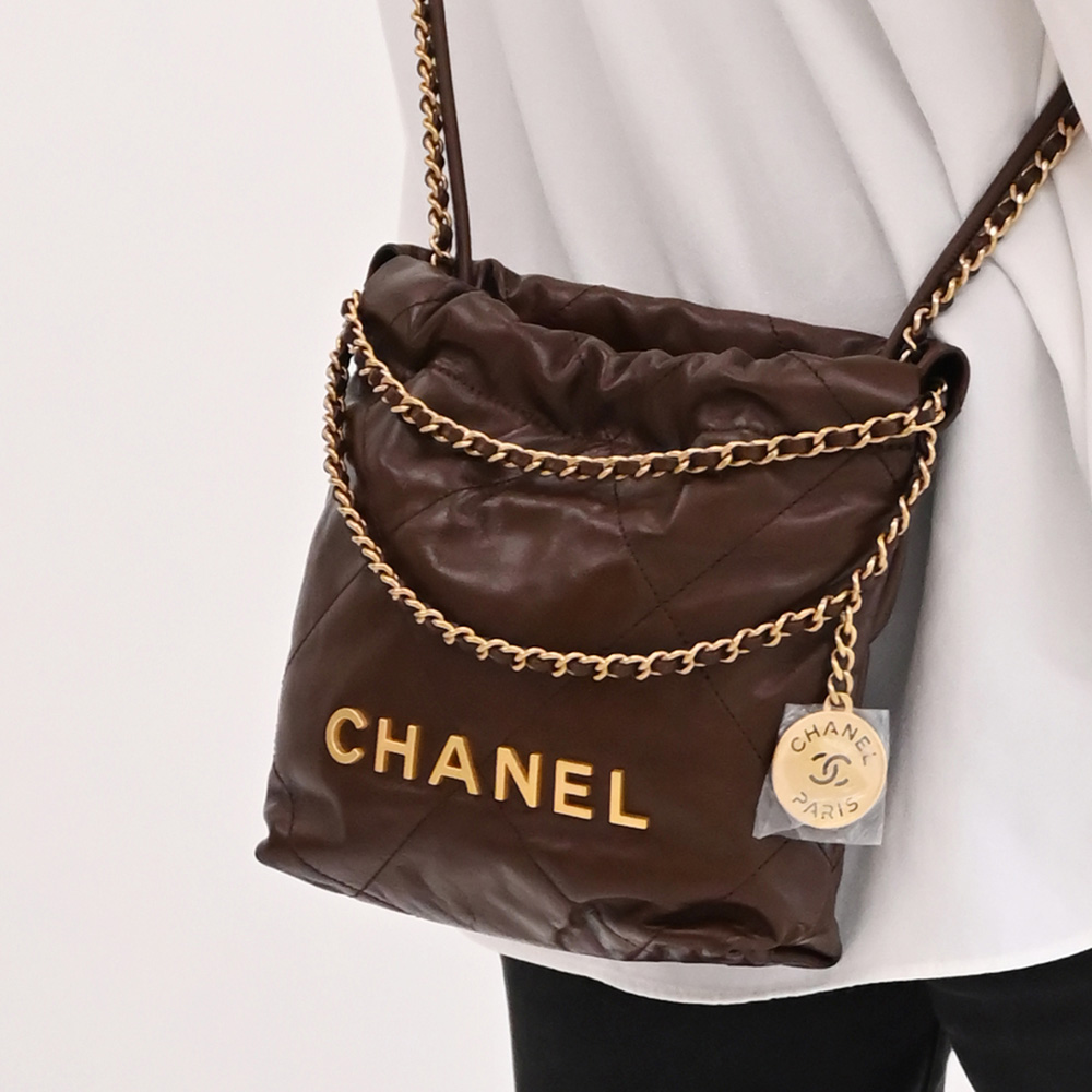 CHANEL AS3980 22 MINI HANDBAG 菱格小牛皮手提肩背兩用包.深棕