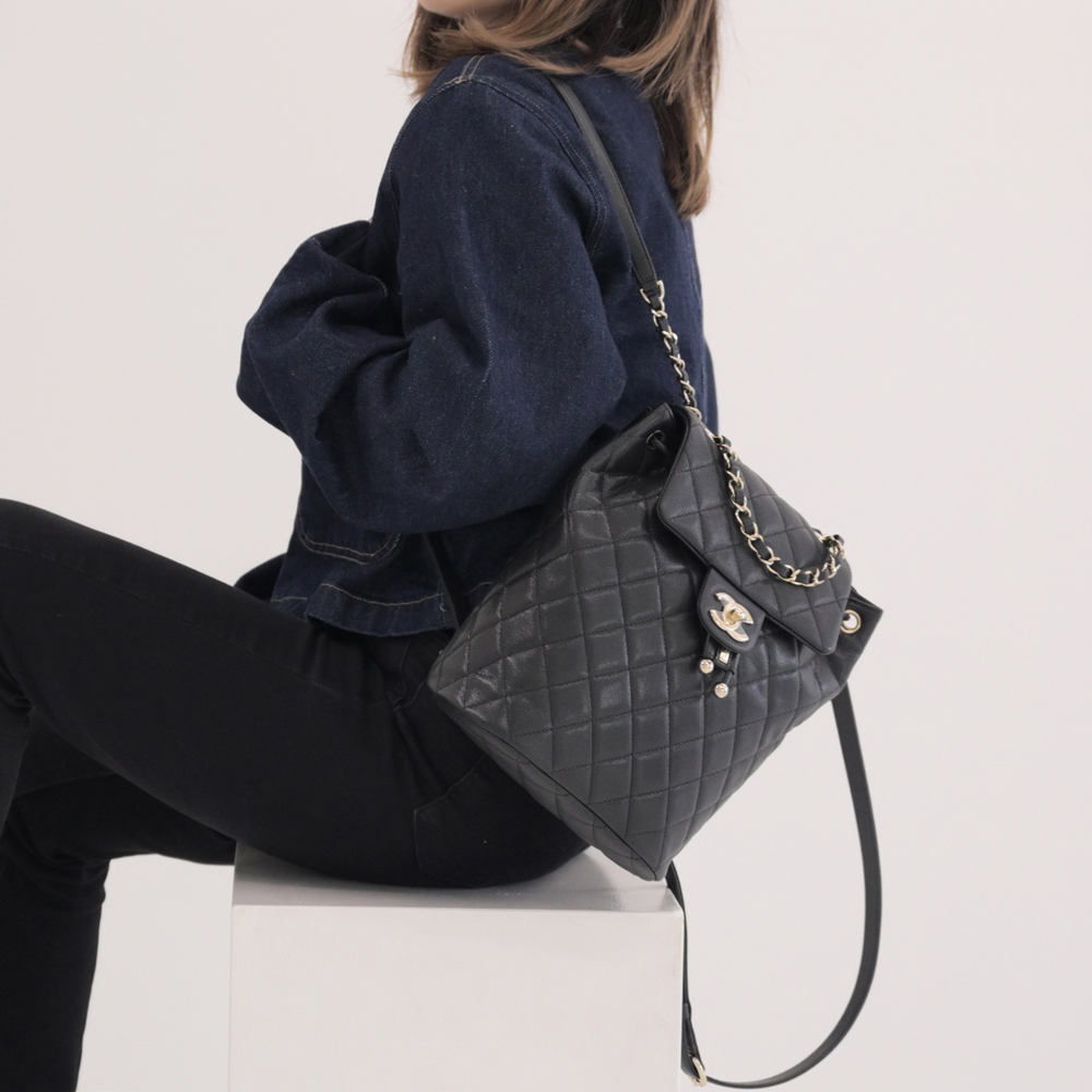 CHANEL AS4059 經典雙C LOGO菱格紋小牛皮翻蓋束口後揹包.黑