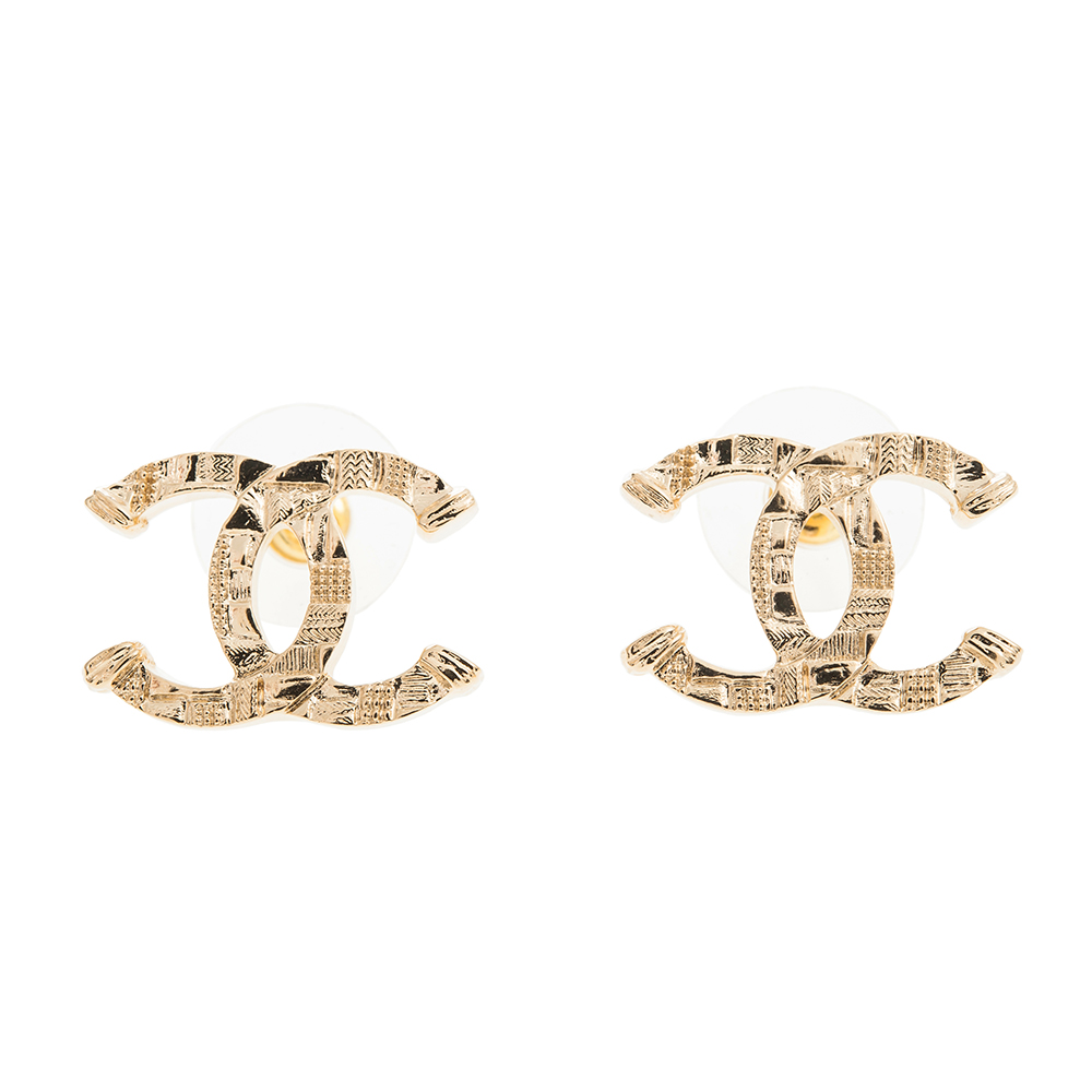 CHANEL 香奈兒 經典不規則刻紋金屬雙C LOGO穿式耳環 (金色)