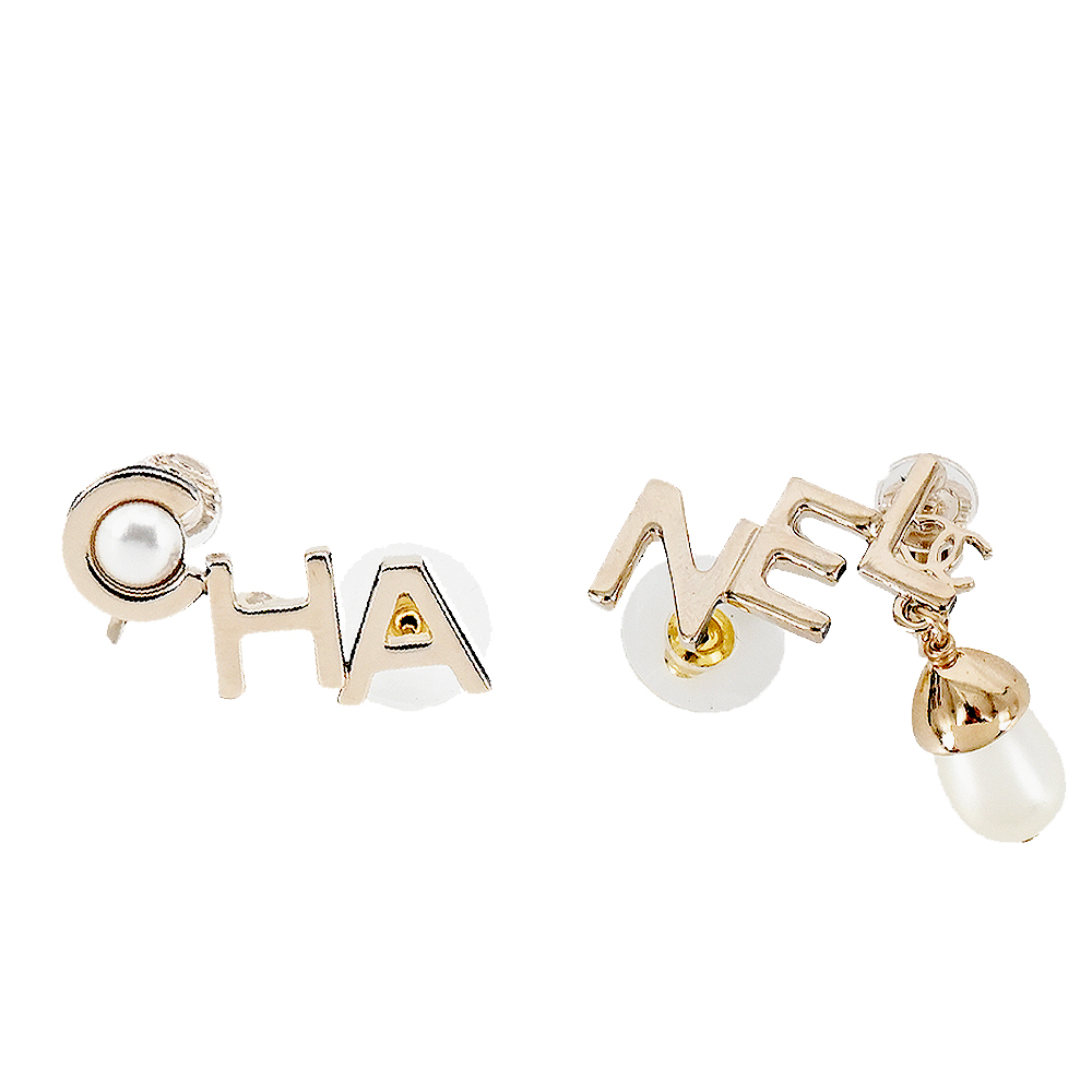 CHANEL經典不規則字母LOGO鑲嵌仿珠造型穿式耳環(淡金)