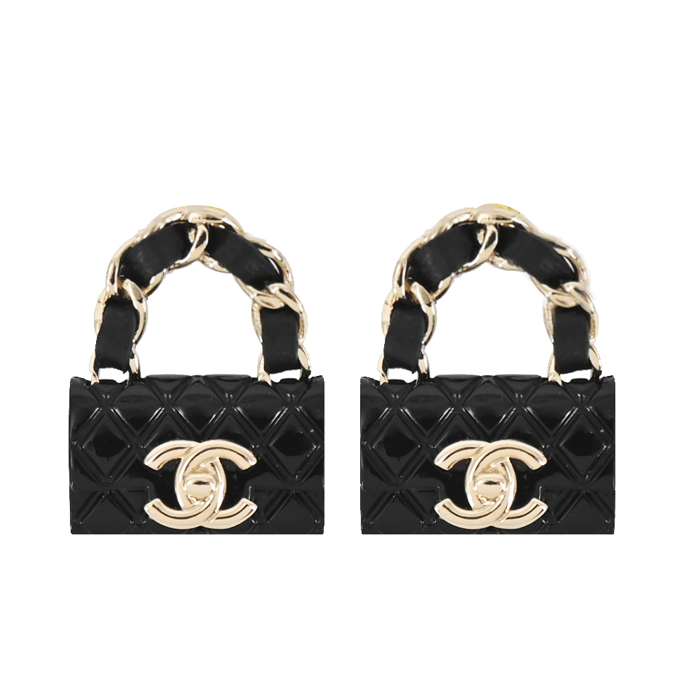 CHANEL 經典雙C LOGO皮革裝飾COCO包造型穿式耳環(黑金)