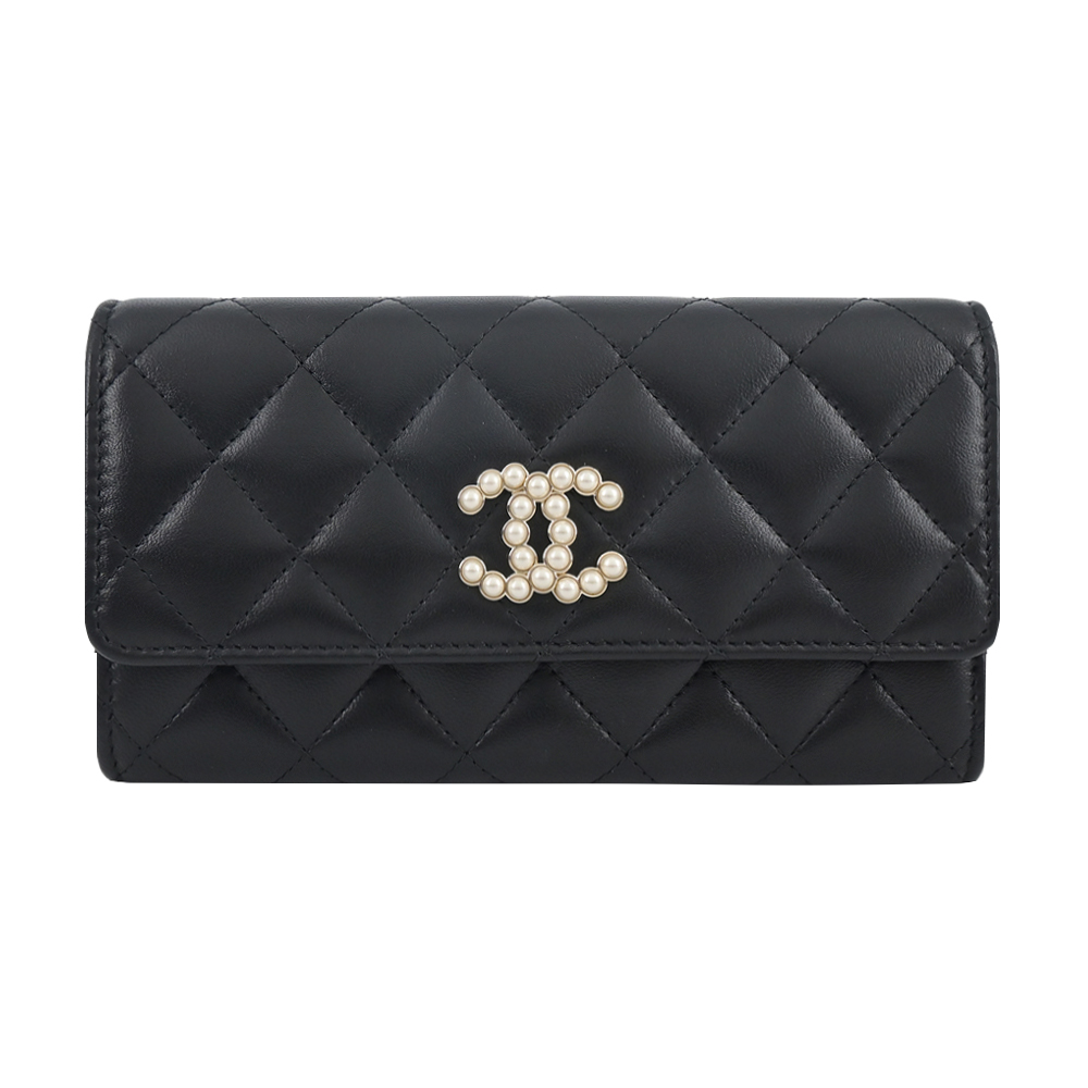 CHANEL 經典雙C珍珠LOGO小羊皮翻蓋長夾(黑色)