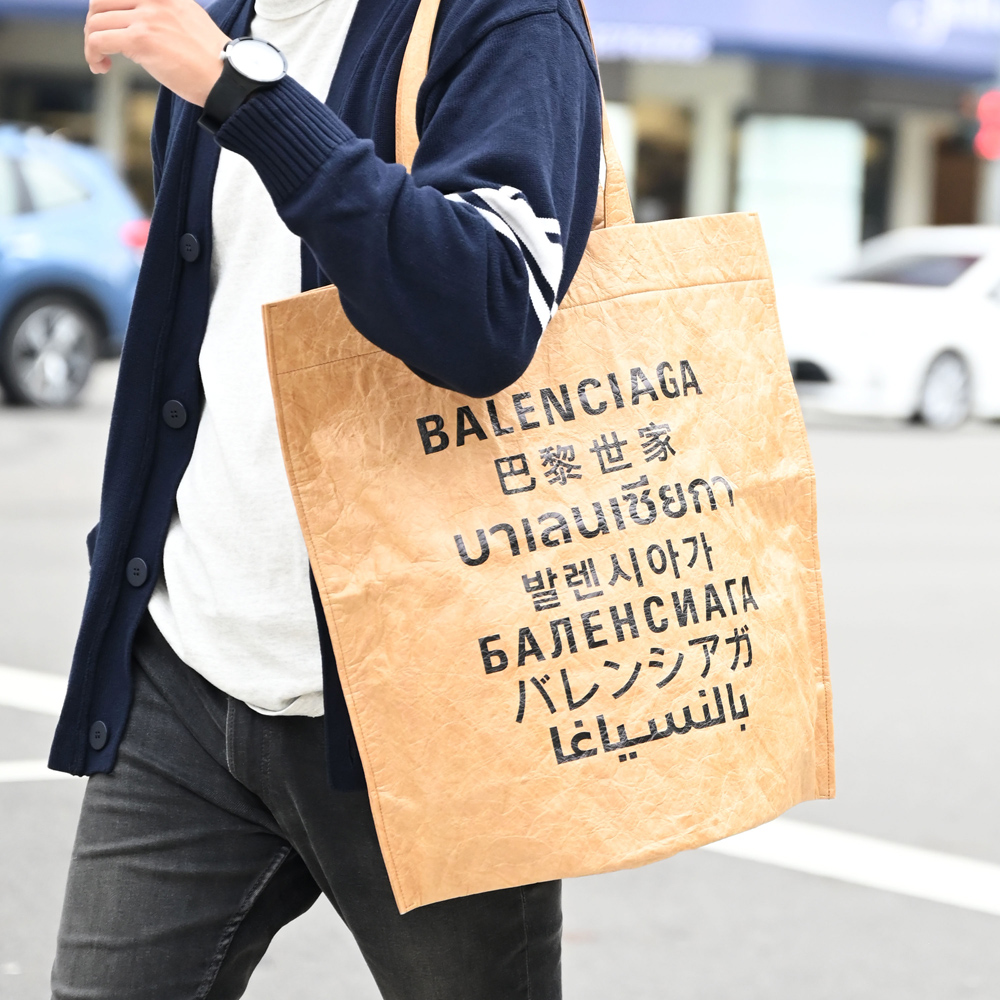 BALENCIAGA 巴黎世家 508454 品牌LOGO永續紙織布環保購物袋.卡其