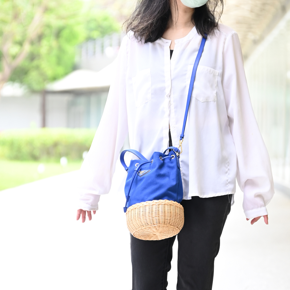 PRADA 1BH115 三角LOGO帆布草編拼接手提兩用水桶包.藍