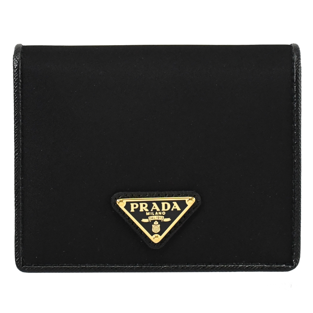 PRADA普拉達 三角 LOGO 經典尼龍釦式零錢短夾 PRADA普拉達 三角LOGO經典尼龍釦式零錢短夾,全新商品,黑色與銀色系可選。外層為高質感尼龍材質,內層採用防刮皮革,內設9個夾層,方便分類存放零錢與卡片。附原廠紙盒、品控卡與專櫃購證影印本,為歐洲專櫃平行輸入商品,適合男女使用,實用又時尚。