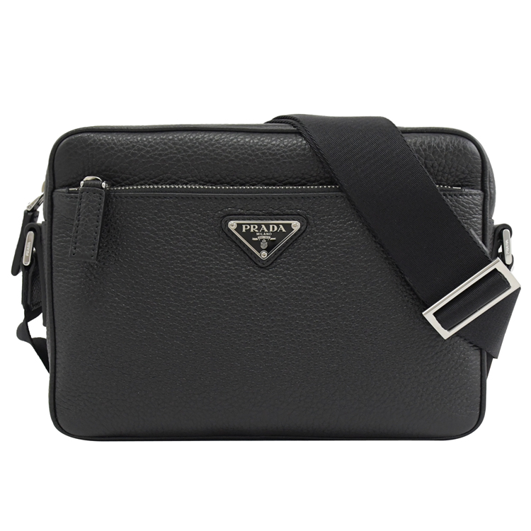 PRADA 普拉達 金屬三角LOGO荔枝牛皮斜背相機包.黑