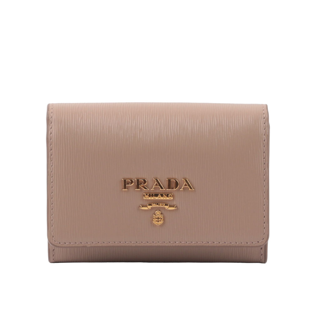 PRADA普拉達 經典浮雕LOGO三角壓紋牛皮對開中夾 PRADA普拉達 經典浮雕LOGO三角壓紋牛皮對開中夾,黑色系設計,外層為高質感牛皮,內層採用帆布與牛皮組合,提供6個內夾層與1個內袋,適合日常攜帶與儲存檔案。釦式開口設計,安全實用,原廠紙盒與品牌小卡附贈,為專櫃商品,男女皆適用。